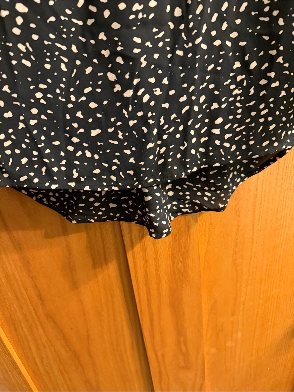 Black and Cream V-Neck Long-Sleeve Blouse - Picture 4 of 6